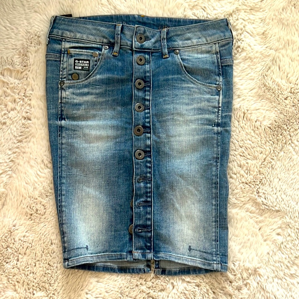 Mid size denim skirt.